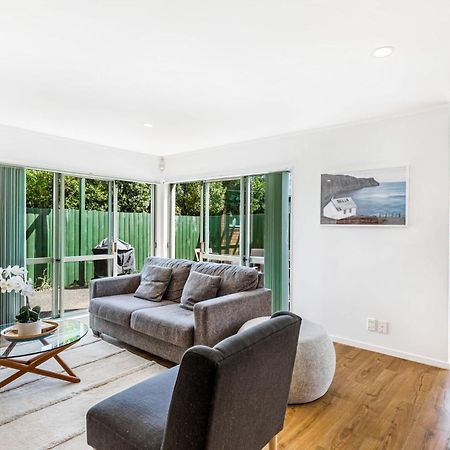 Private And Sunny 3-Bedroom Home With Parking Auckland Luaran gambar
