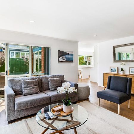 Private And Sunny 3-Bedroom Home With Parking Auckland Luaran gambar