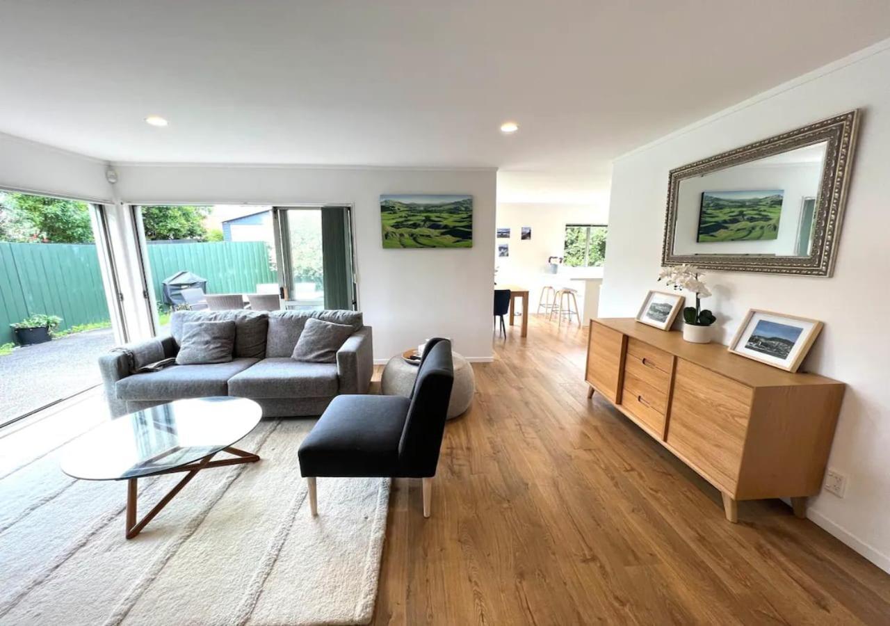Private And Sunny 3-Bedroom Home With Parking Auckland Luaran gambar