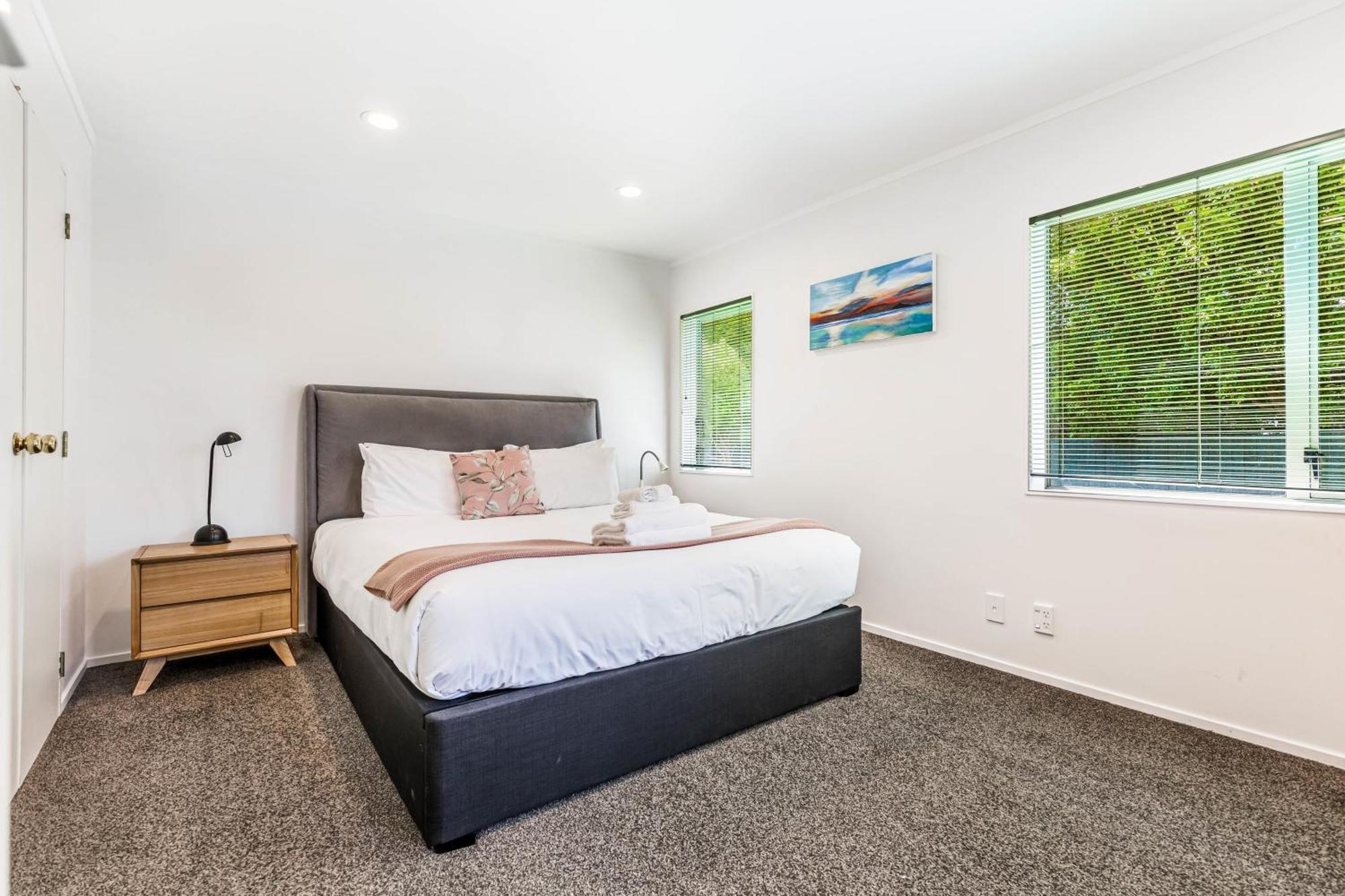 Private And Sunny 3-Bedroom Home With Parking Auckland Luaran gambar